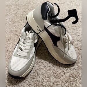 Time And Tru Women’s Size 7 Sneakers Memory Foam NWT Black / Cream / Gray